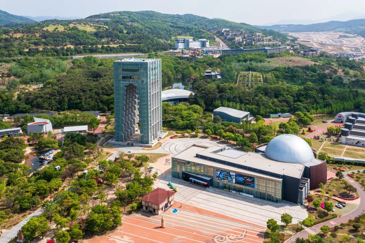 엑스포공원 풀빌라 (출처 : 한국관광공사)